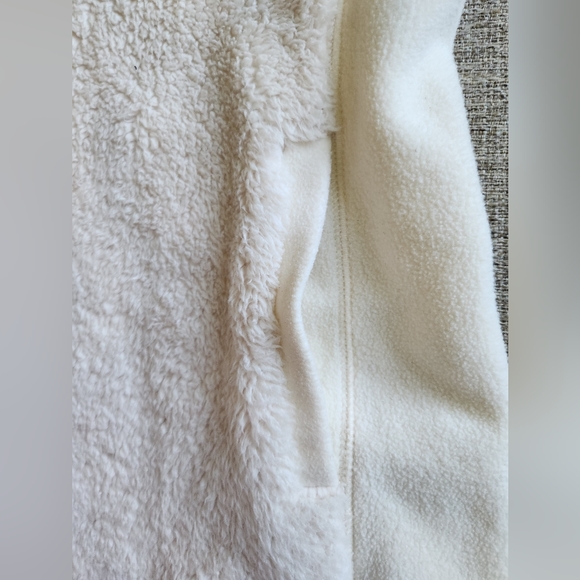 CHAPS size Large winter white fleece vest trimmed in a camel brown. - Picture 9 of 9